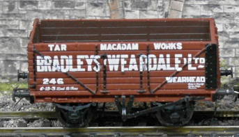 Good detailed finish on this macadam wagon . . .